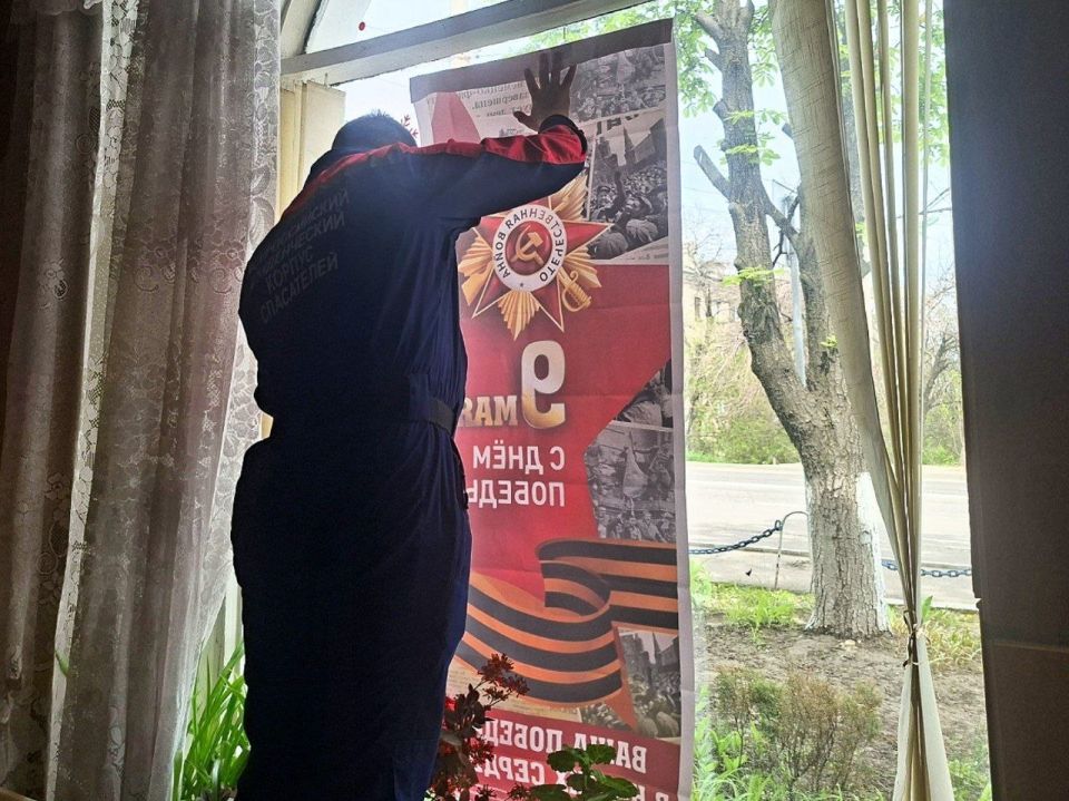 Сегодня добровольцы ССО «Молодогвардеец» ЛугРО ВСКС, студенты Краснодонского факультета инженерии и менеджмента (филиал) ЛГУ им. В. Даля, в преддверии великого праздника – Дня Победы – присоединились к Всероссийской... Сегодня добровольцы ССО «Молодогвардеец» ЛугРО ВСКС, студенты Краснодонского факультета инженерии и менеджмента (филиал) ЛГУ им. В. Даля, в преддверии великого праздника – Дня Победы – присоединились к Всероссийской...