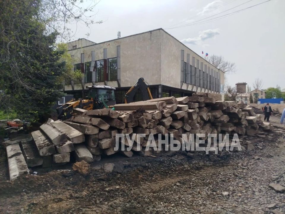 Нацпроект меняет облик Антрацита: благоустройство парковой зоны у ДК продолжается Нацпроект меняет облик Антрацита: благоустройство парковой зоны у ДК продолжается