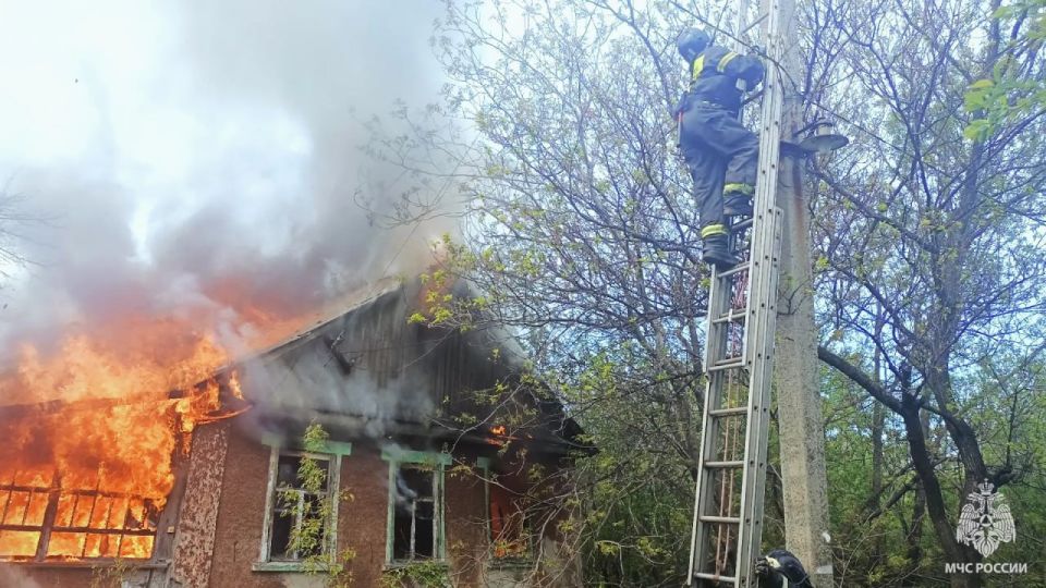 В Брянке потушили пожар в частном доме В Брянке потушили пожар в частном доме