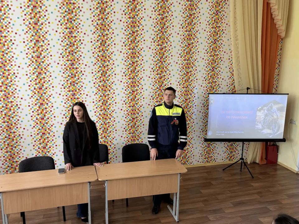 В образовательных учреждениях города проведены профилактические беседы для обучающихся по формированию навыков безопасного поведения на дороге сотрудниками управления образования и отделения ГИБДД В образовательных учреждениях города проведены профилактические беседы для обучающихся по формированию навыков безопасного поведения на дороге сотрудниками управления образования и отделения ГИБДД