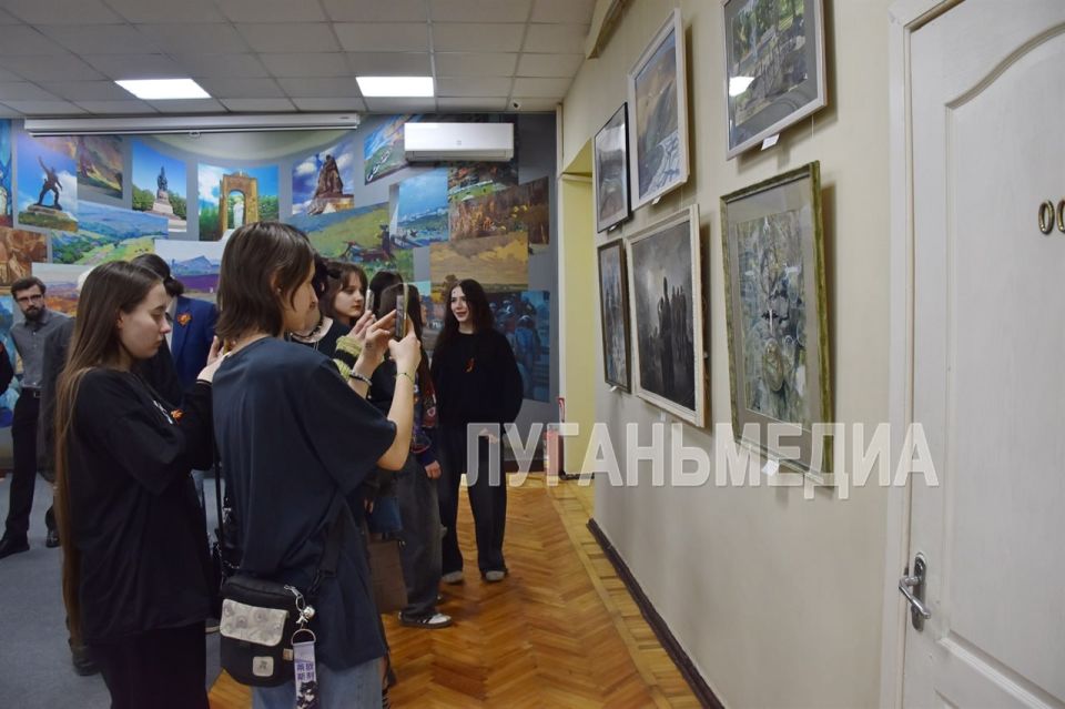 В Луганске прошло открытие художественной выставки, посвященной Дню Победы