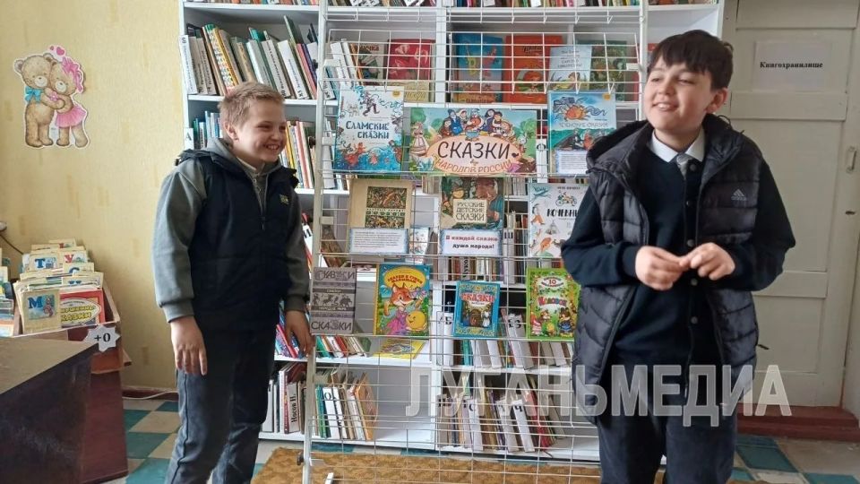 В детской библиотеке города Золотое Первомайского округа открылась книжная выставка В детской библиотеке города Золотое Первомайского округа открылась книжная выставка