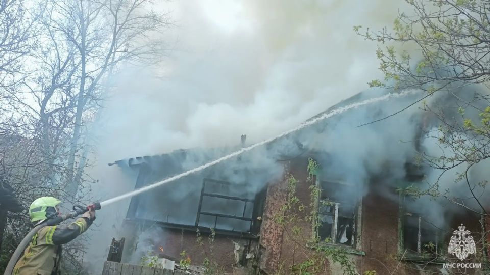 В Брянке потушили пожар в частном доме В Брянке потушили пожар в частном доме