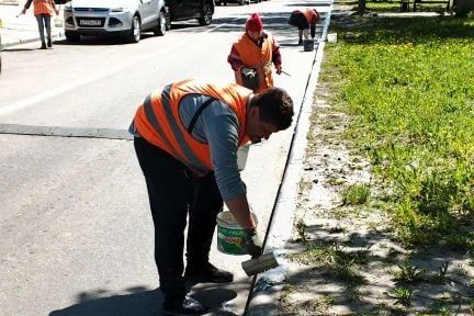 В Свердловском муниципальном округе стартовал сезон побелки бордюров и наведения санитарного порядка В Свердловском муниципальном округе стартовал сезон побелки бордюров и наведения санитарного порядка