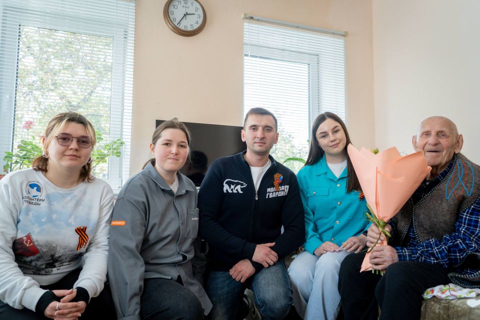 Молодогвардейцы поздравили ветеранов Великой Отечественной войны Григория Семёновича Пономаренко и Алексея Ивановича Степаненко с Днём Победы Молодогвардейцы поздравили ветеранов Великой Отечественной войны Григория Семёновича Пономаренко и Алексея Ивановича Степаненко с Днём Победы