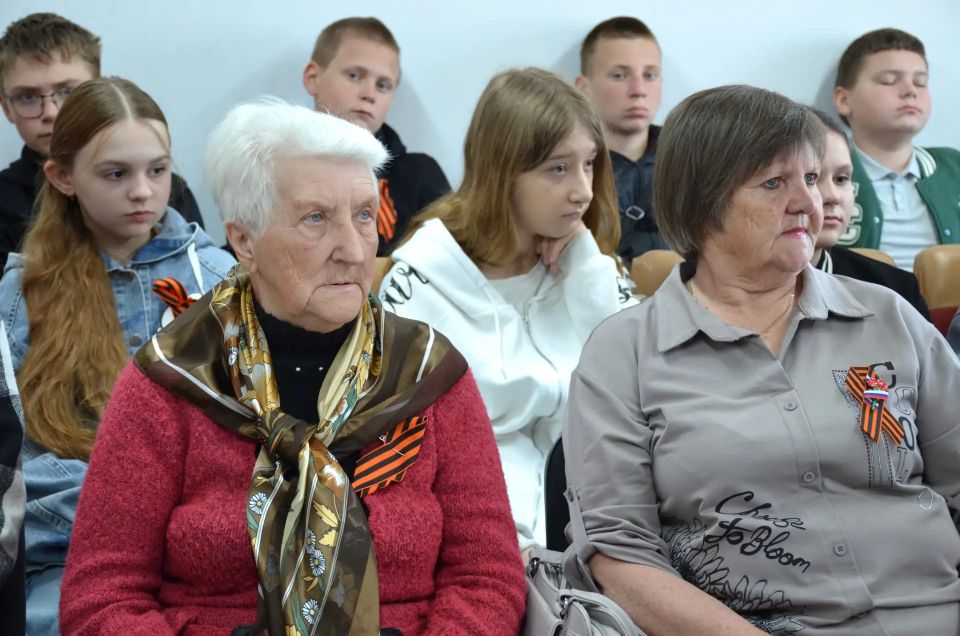 Память поколений: в Новоайдаре открылась выставка к 81-й годовщине Великой Победы Память поколений: в Новоайдаре открылась выставка к 81-й годовщине Великой Победы