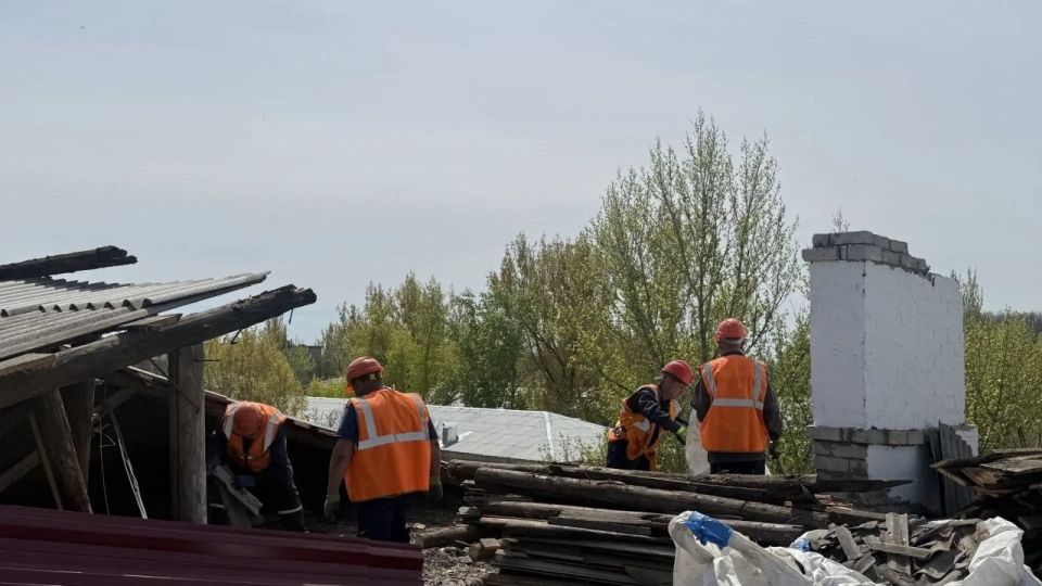 В Кировске по народной программе «Единой России» осуществили осмотр скатной крыши многоквартирного дома В Кировске по народной программе «Единой России» осуществили осмотр скатной крыши многоквартирного дома