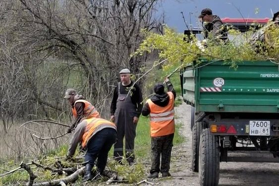 В Свердловском муниципальном округе стартовал сезон побелки бордюров и наведения санитарного порядка В Свердловском муниципальном округе стартовал сезон побелки бордюров и наведения санитарного порядка