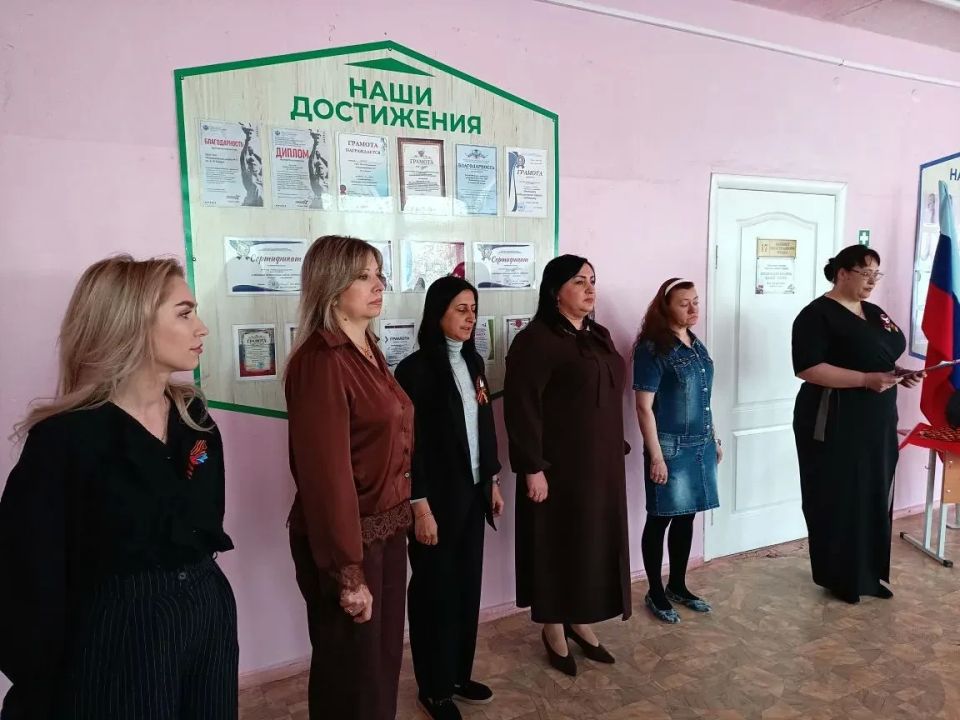 В преддверии великого праздника – Дня Победы – учащиеся 5А класса Ровеньковской школы № 3, входящие в Российское военно-историческое общество, получили особое почетное звание. Теперь их класс носит имя героя, участника... В преддверии великого праздника – Дня Победы – учащиеся 5А класса Ровеньковской школы № 3, входящие в Российское военно-историческое общество, получили особое почетное звание. Теперь их класс носит имя героя, участника...
