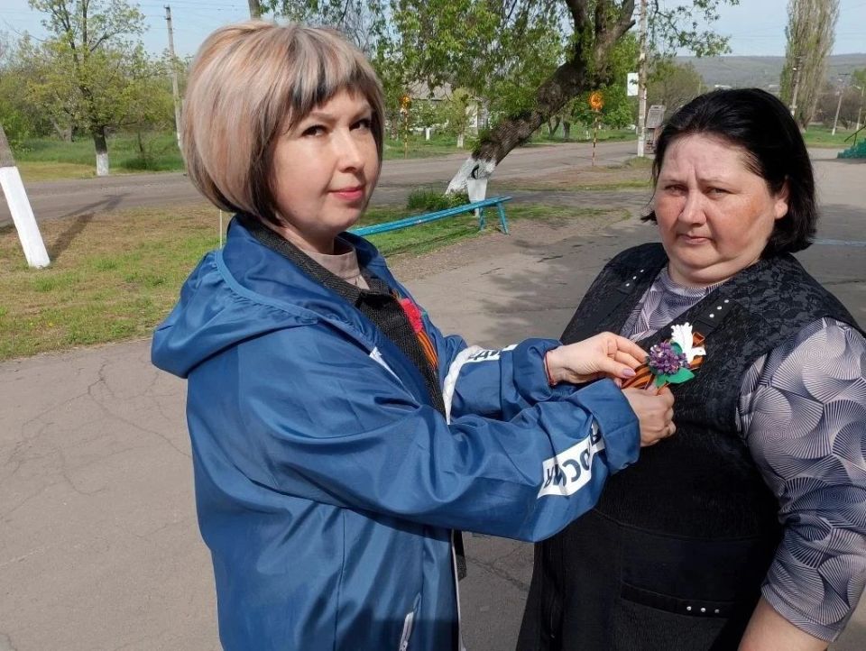 В посёлке городского типа Есауловка с большим патриотическим подъёмом прошла традиционная акция «Георгиевская ленточка», приуроченная ко Дню Победы — одному из самых значимых и трогательных праздников в нашей стране В посёлке городского типа Есауловка с большим патриотическим подъёмом прошла традиционная акция «Георгиевская ленточка», приуроченная ко Дню Победы — одному из самых значимых и трогательных праздников в нашей стране