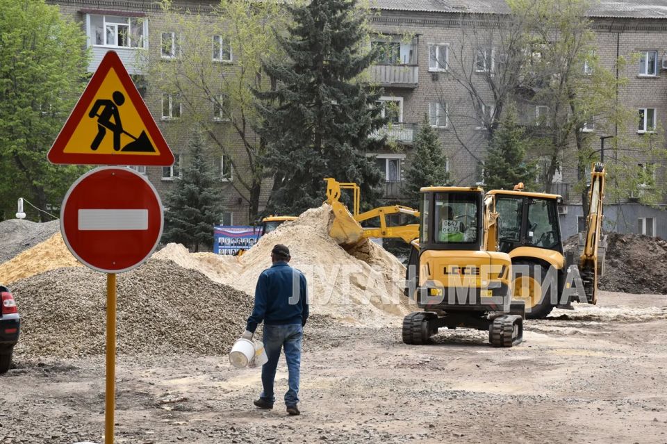 В Молодогвардейске ремонтируют дорогу В Молодогвардейске ремонтируют дорогу