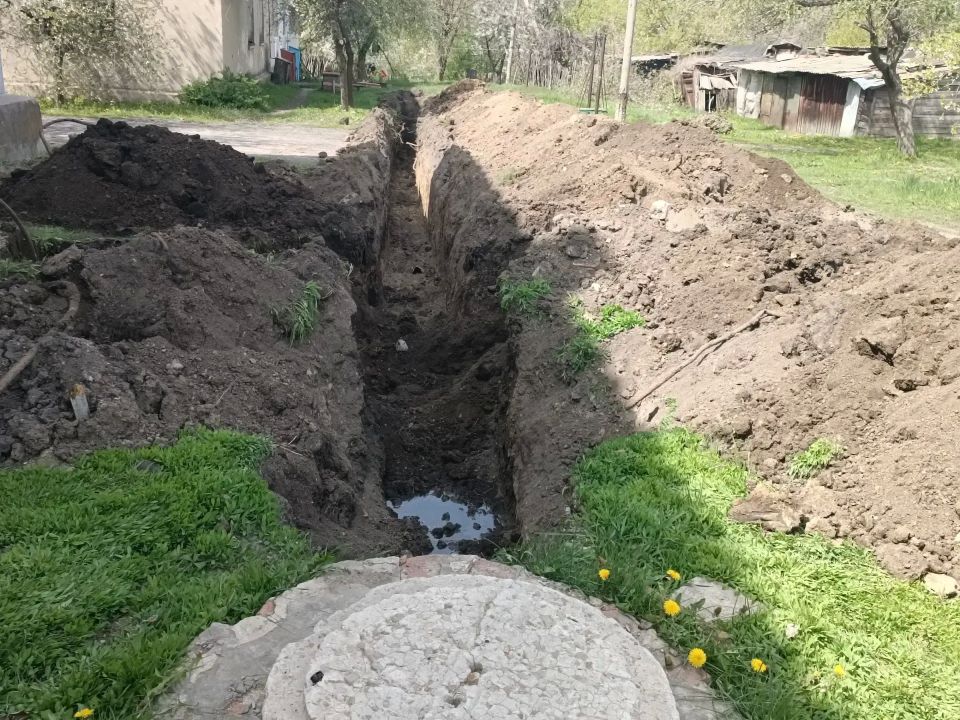 Начальником отдела по обеспечению жизнедеятельности пгт Комиссаровка Валентиной Лазаревой организованы и проведены работы, в ходе которых вырыто более 30 метров траншеи для замены канализационной сети в районе дома № 13 по... Начальником отдела по обеспечению жизнедеятельности пгт Комиссаровка Валентиной Лазаревой организованы и проведены работы, в ходе которых вырыто более 30 метров траншеи для замены канализационной сети в районе дома № 13 по...