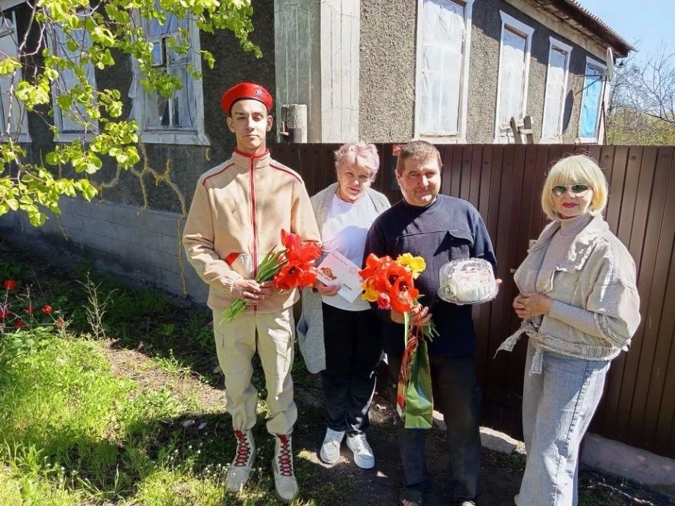 В преддверии 81 годовщины Дня Великой Победы депутаты Совета городского округа города Брянки Ольга Хисматулина и Алла Алферова совместно с юнармейцами ГБОУ ЛНР "Брянковская СШ № 4" поздравили ветеранов Великой Отечественной... В преддверии 81 годовщины Дня Великой Победы депутаты Совета городского округа города Брянки Ольга Хисматулина и Алла Алферова совместно с юнармейцами ГБОУ ЛНР "Брянковская СШ № 4" поздравили ветеранов Великой Отечественной...