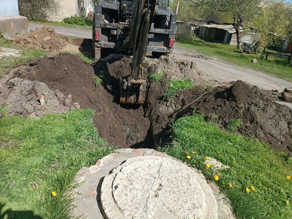 Начальником отдела по обеспечению жизнедеятельности пгт Комиссаровка Валентиной Лазаревой организованы и проведены работы, в ходе которых вырыто более 30 метров траншеи для замены канализационной сети в районе дома № 13 по... Начальником отдела по обеспечению жизнедеятельности пгт Комиссаровка Валентиной Лазаревой организованы и проведены работы, в ходе которых вырыто более 30 метров траншеи для замены канализационной сети в районе дома № 13 по...