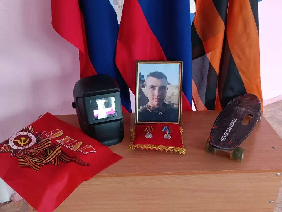 В преддверии великого праздника – Дня Победы – учащиеся 5А класса Ровеньковской школы № 3, входящие в Российское военно-историческое общество, получили особое почетное звание. Теперь их класс носит имя героя, участника... В преддверии великого праздника – Дня Победы – учащиеся 5А класса Ровеньковской школы № 3, входящие в Российское военно-историческое общество, получили особое почетное звание. Теперь их класс носит имя героя, участника...