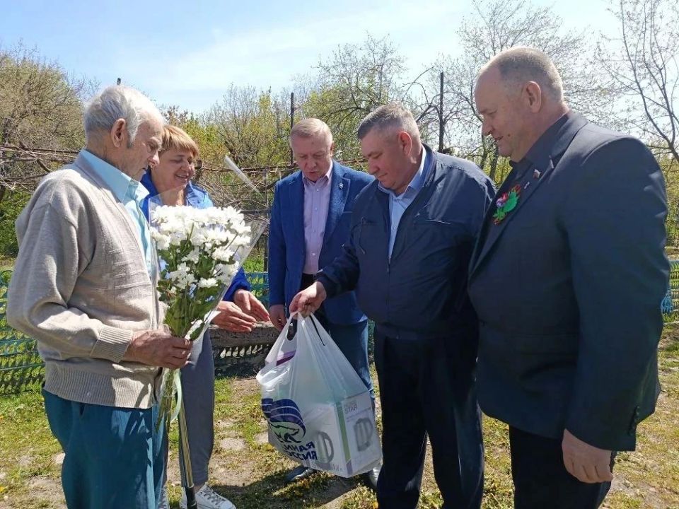 В Новоайдаре участникам войны советник главы Тамбовской области вручил подарки В Новоайдаре участникам войны советник главы Тамбовской области вручил подарки