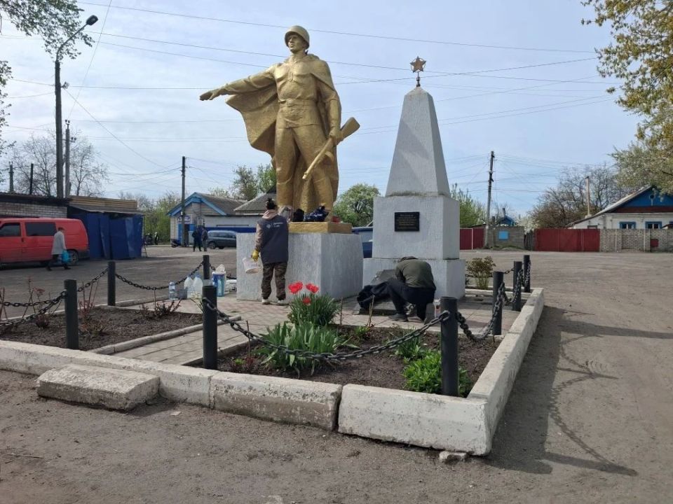 Андрей Рубанцов: В Ровеньках, в преддверии Дня Победы, особое внимание уделено местам, где покоятся защитники Отечества Андрей Рубанцов: В Ровеньках, в преддверии Дня Победы, особое внимание уделено местам, где покоятся защитники Отечества