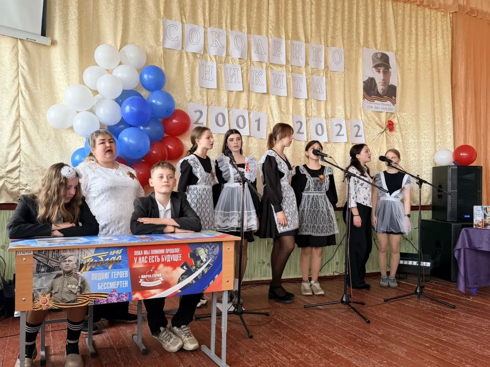 В Дьяковской гимназии Антрацитовского муниципального округа с особым торжеством и глубоким душевным трепетом прошло значимое событие — открытие Парты Героя, посвящённой светлой памяти нашего земляка Никиты Соколенко В Дьяковской гимназии Антрацитовского муниципального округа с особым торжеством и глубоким душевным трепетом прошло значимое событие — открытие Парты Героя, посвящённой светлой памяти нашего земляка Никиты Соколенко
