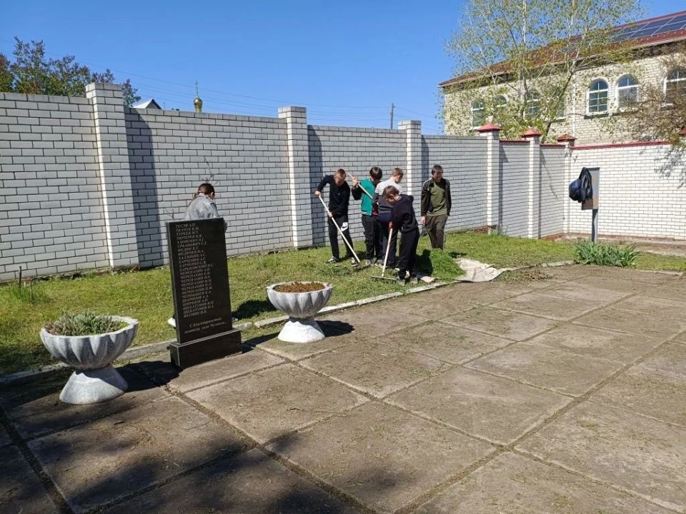 Ученики 5–9 классов ГБОУ ЛНР "СЛСШ с. Чугинка" совместно с отделом жизнеобеспечения приняли участие во Всероссийской акции «Мы за чистоту» (в рамках Недели субботников) Ученики 5–9 классов ГБОУ ЛНР "СЛСШ с. Чугинка" совместно с отделом жизнеобеспечения приняли участие во Всероссийской акции «Мы за чистоту» (в рамках Недели субботников)