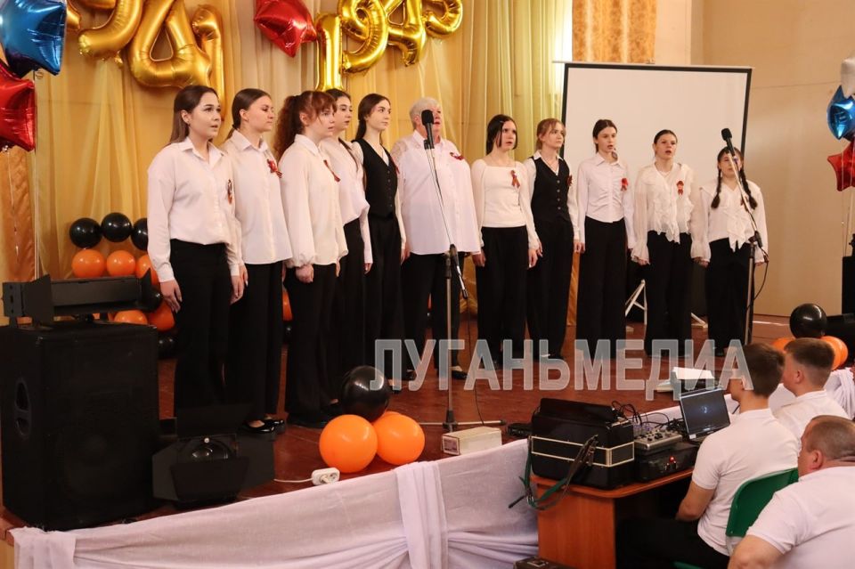 Четырнадцать Парт Героя в честь героев Великой Отечественной войны и участников специальной военной операции открыли в Свердловской СШ № 6 в рамках проекта партии «Единая Россия» «Новая школа» Четырнадцать Парт Героя в честь героев Великой Отечественной войны и участников специальной военной операции открыли в Свердловской СШ № 6 в рамках проекта партии «Единая Россия» «Новая школа»