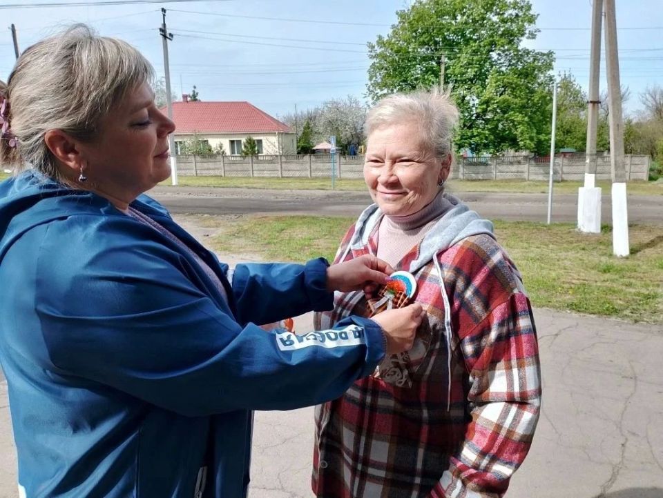 В посёлке городского типа Есауловка с большим патриотическим подъёмом прошла традиционная акция «Георгиевская ленточка», приуроченная ко Дню Победы — одному из самых значимых и трогательных праздников в нашей стране В посёлке городского типа Есауловка с большим патриотическим подъёмом прошла традиционная акция «Георгиевская ленточка», приуроченная ко Дню Победы — одному из самых значимых и трогательных праздников в нашей стране
