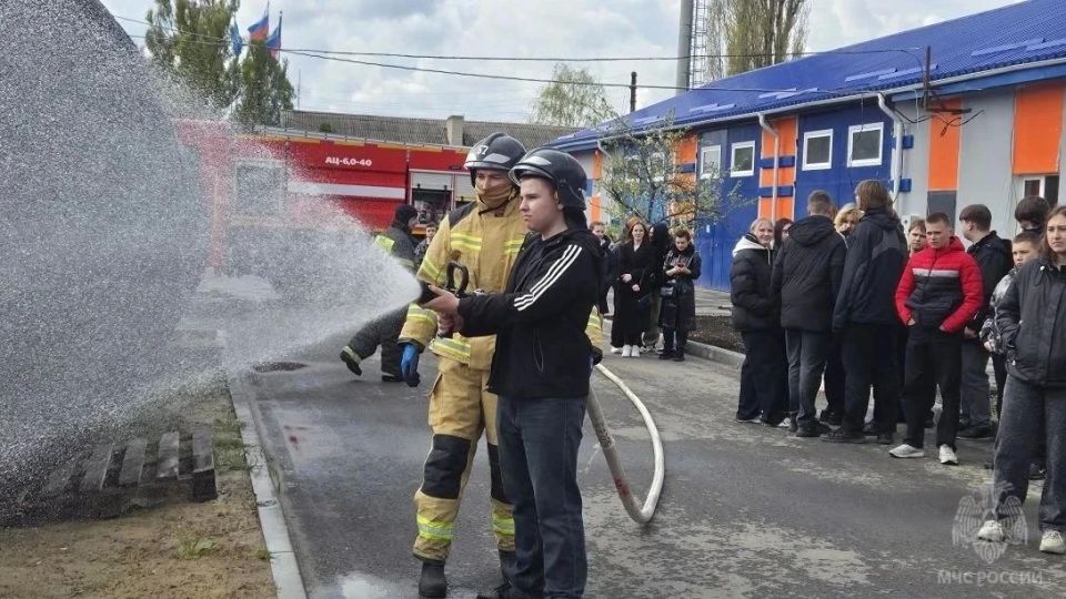 Школьникам Райгородской и Новоайдарской школ всегда рады в 57-й пожарно-спасательной части Школьникам Райгородской и Новоайдарской школ всегда рады в 57-й пожарно-спасательной части