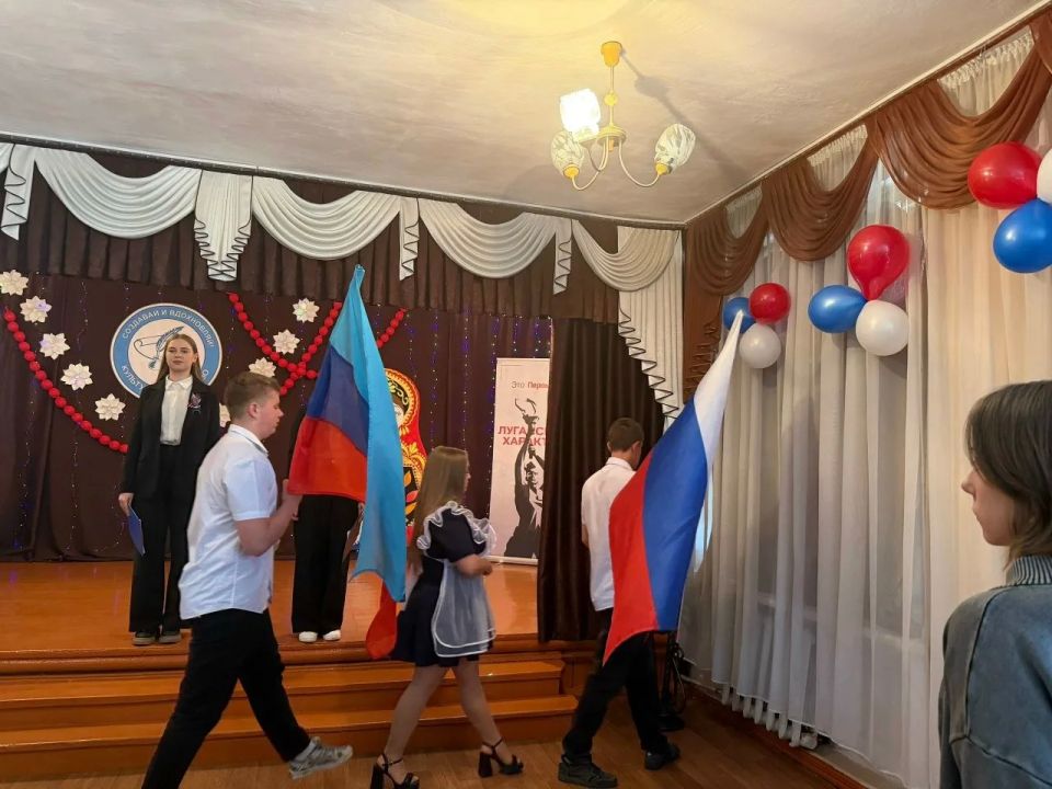 В Успенской средней школе №2 прошел концерт образцового детского коллектива театра песни «Скворушка» В Успенской средней школе №2 прошел концерт образцового детского коллектива театра песни «Скворушка»