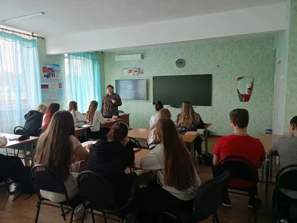 В Славяносербском округе прошли мероприятия «Просто о выборах» для школьников В Славяносербском округе прошли мероприятия «Просто о выборах» для школьников