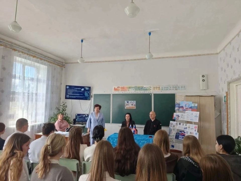 В Славяносербском округе прошли мероприятия «Просто о выборах» для школьников В Славяносербском округе прошли мероприятия «Просто о выборах» для школьников