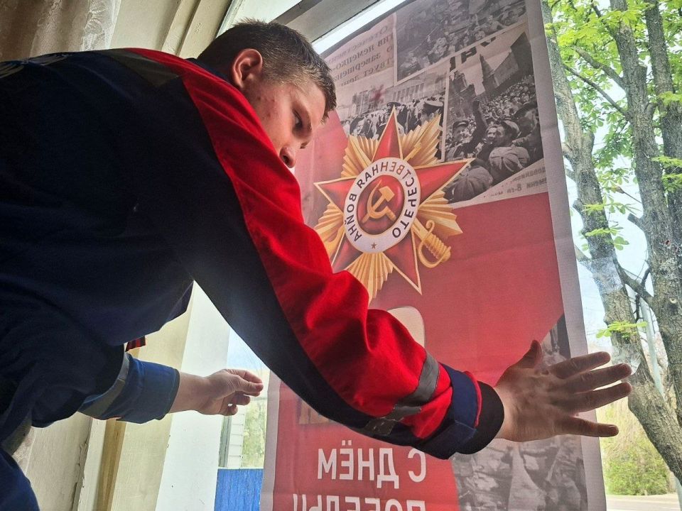 Сегодня добровольцы ССО «Молодогвардеец» ЛугРО ВСКС, студенты Краснодонского факультета инженерии и менеджмента (филиал) ЛГУ им. В. Даля, в преддверии великого праздника – Дня Победы – присоединились к Всероссийской... Сегодня добровольцы ССО «Молодогвардеец» ЛугРО ВСКС, студенты Краснодонского факультета инженерии и менеджмента (филиал) ЛГУ им. В. Даля, в преддверии великого праздника – Дня Победы – присоединились к Всероссийской...