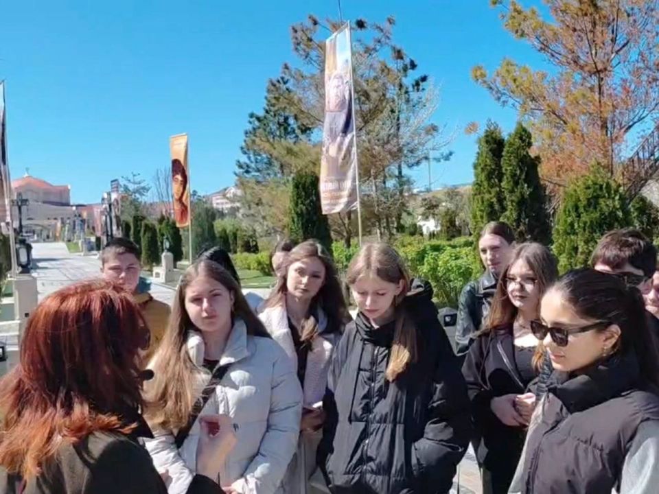 Сергей Колягин: На прошедшей неделе восемь учеников из Первомайской средней школы №30 имени Е. Олейникова отправились в захватывающее путешествие на Крымский полуостров Сергей Колягин: На прошедшей неделе восемь учеников из Первомайской средней школы №30 имени Е. Олейникова отправились в захватывающее путешествие на Крымский полуостров
