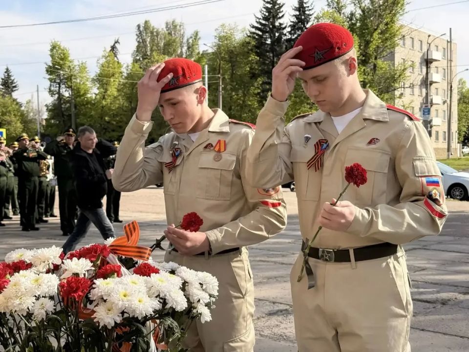 Дарья Лантратова: В преддверии праздника возложили цветы в Сквере Победы в Луганске Дарья Лантратова: В преддверии праздника возложили цветы в Сквере Победы в Луганске