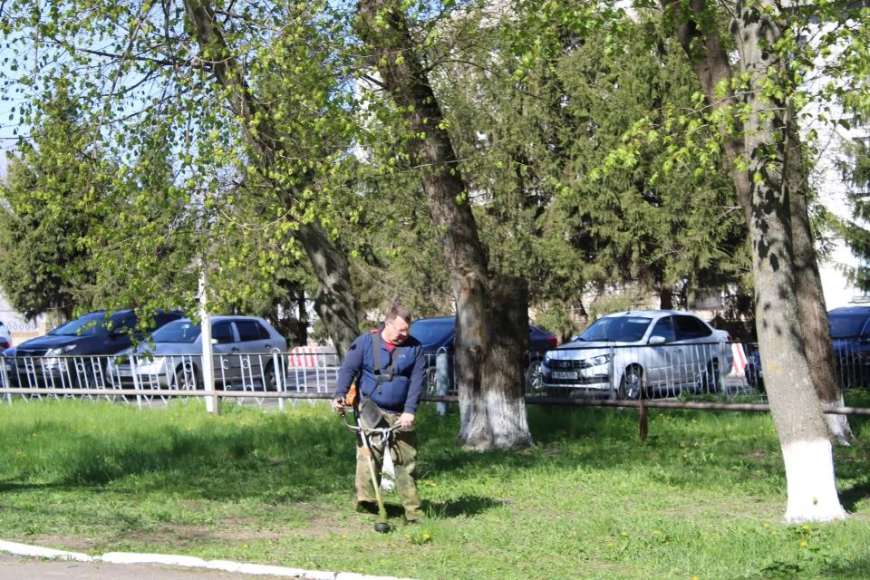 Чистота и порядок в парке Горького: сотрудники администрации и подведомственных учреждений приняли участие в субботнике Чистота и порядок в парке Горького: сотрудники администрации и подведомственных учреждений приняли участие в субботнике