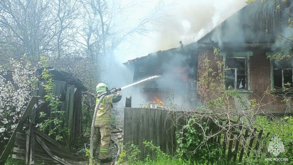 В Брянке сотрудники МЧС России ликвидировали пожар В Брянке сотрудники МЧС России ликвидировали пожар