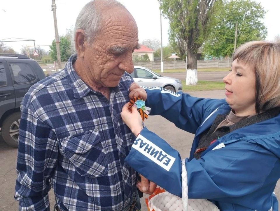 В посёлке городского типа Есауловка с большим патриотическим подъёмом прошла традиционная акция «Георгиевская ленточка», приуроченная ко Дню Победы — одному из самых значимых и трогательных праздников в нашей стране В посёлке городского типа Есауловка с большим патриотическим подъёмом прошла традиционная акция «Георгиевская ленточка», приуроченная ко Дню Победы — одному из самых значимых и трогательных праздников в нашей стране