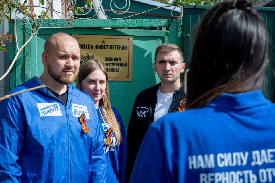 Молодогвардейцы поздравили ветеранов Великой Отечественной войны Григория Семёновича Пономаренко и Алексея Ивановича Степаненко с Днём Победы Молодогвардейцы поздравили ветеранов Великой Отечественной войны Григория Семёновича Пономаренко и Алексея Ивановича Степаненко с Днём Победы