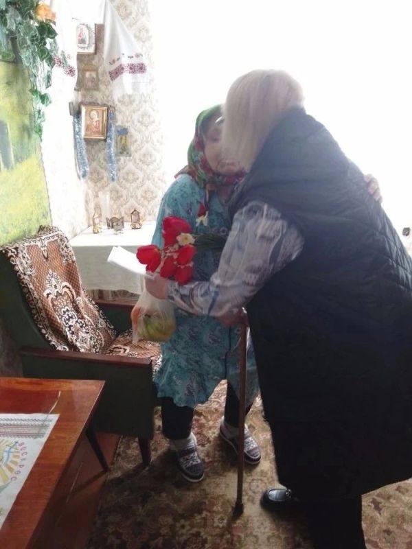 В преддверии 81 годовщины Дня Великой Победы депутаты Совета городского округа города Брянки Ольга Хисматулина и Алла Алферова совместно с юнармейцами ГБОУ ЛНР "Брянковская СШ № 4" поздравили ветеранов Великой Отечественной... В преддверии 81 годовщины Дня Великой Победы депутаты Совета городского округа города Брянки Ольга Хисматулина и Алла Алферова совместно с юнармейцами ГБОУ ЛНР "Брянковская СШ № 4" поздравили ветеранов Великой Отечественной...