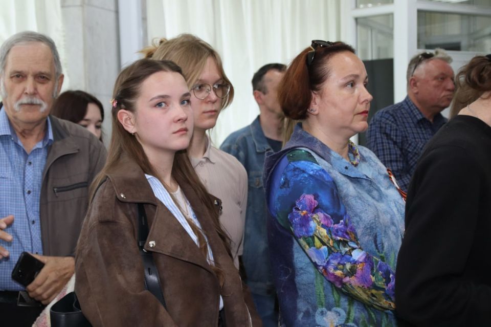 В помещении Галереи искусств Луганского художественного музея торжественно открыли Республиканскую художественную выставку, посвященную Дню Победы в Великой Отечественной войне В помещении Галереи искусств Луганского художественного музея торжественно открыли Республиканскую художественную выставку, посвященную Дню Победы в Великой Отечественной войне