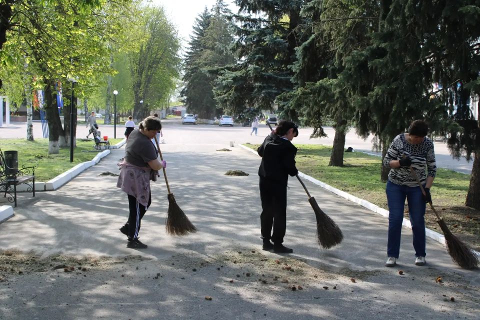 Чистота и порядок в парке Горького: сотрудники администрации и подведомственных учреждений приняли участие в субботнике Чистота и порядок в парке Горького: сотрудники администрации и подведомственных учреждений приняли участие в субботнике
