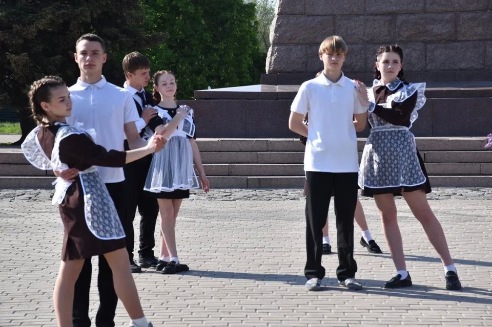 Юные краснодонцы присоединились к масштабному танцевальному флешмобу «Память хранит имена» Юные краснодонцы присоединились к масштабному танцевальному флешмобу «Память хранит имена»