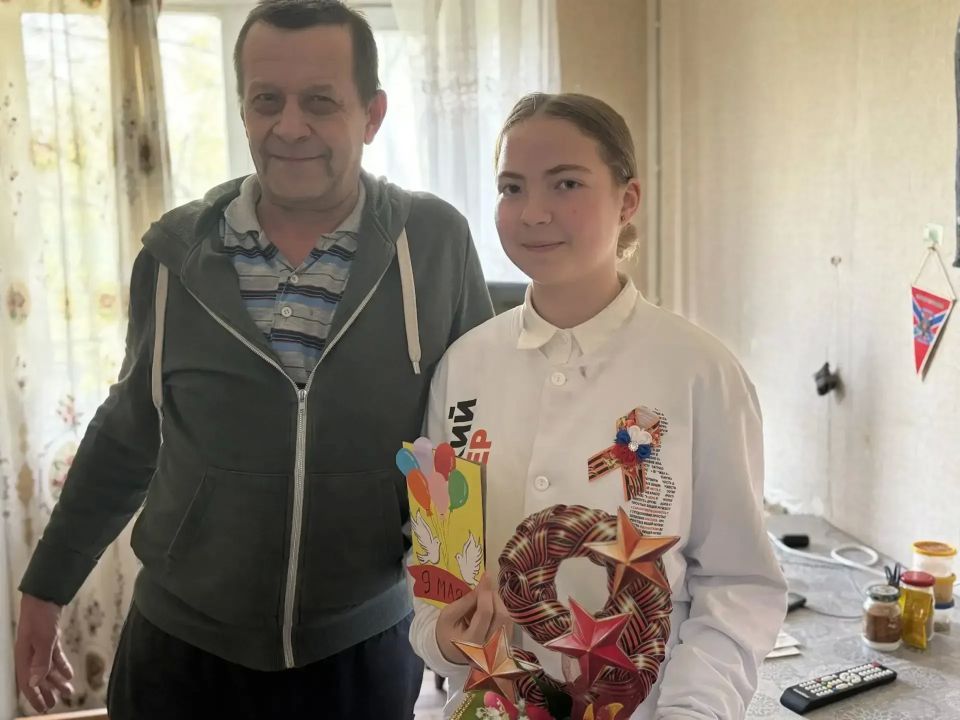 Учащиеся Ровеньковской школы № 3 им. А.Ф. Бурды поздравили участников СВО и детей войны с 9 мая Учащиеся Ровеньковской школы № 3 им. А.Ф. Бурды поздравили участников СВО и детей войны с 9 мая