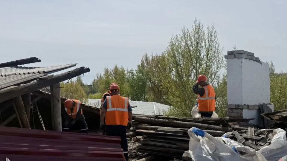 В Кировске по народной программе «Единой России» осуществили осмотр скатной крыши многоквартирного дома В Кировске по народной программе «Единой России» осуществили осмотр скатной крыши многоквартирного дома