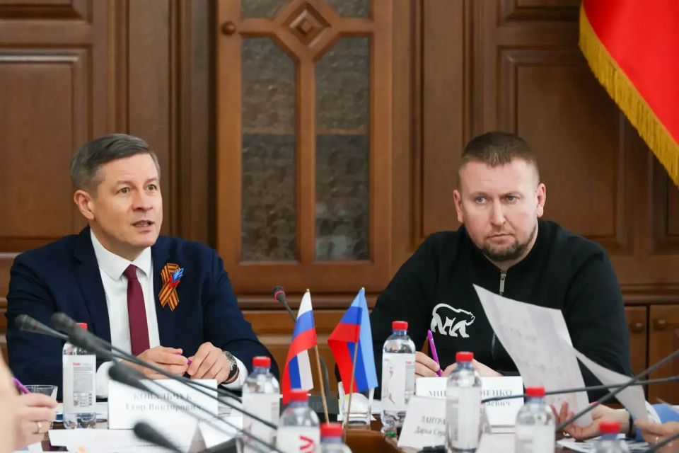 В Луганске состоялось заседание межведомственной рабочей группы по реализации проекта «Лица Героев» В Луганске состоялось заседание межведомственной рабочей группы по реализации проекта «Лица Героев»