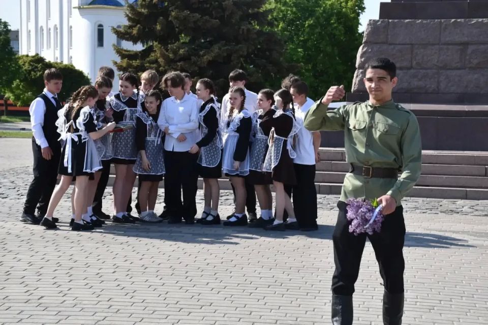 Юные краснодонцы присоединились к масштабному танцевальному флешмобу «Память хранит имена» Юные краснодонцы присоединились к масштабному танцевальному флешмобу «Память хранит имена»