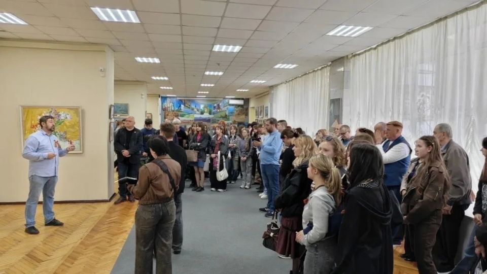 В Галерее искусств Луганского художественного музея состоялось открытие Республиканской художественной выставки членов Союза художников ЛНР, приуроченной к Дню Победы в Великой Отечественной войне В Галерее искусств Луганского художественного музея состоялось открытие Республиканской художественной выставки членов Союза художников ЛНР, приуроченной к Дню Победы в Великой Отечественной войне
