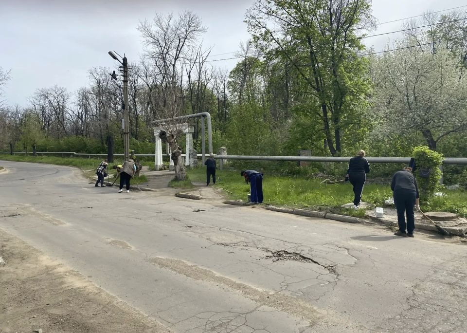 Шестого мая в преддверии государственных праздников Дня Победы и Дня Луганской Народной Республики сотрудники ГБУ ЛНР «Краснолучский КЦСОН» и социальные работники уч. № 51, № 52 (п. Запорожье)провели субботник Шестого мая в преддверии государственных праздников Дня Победы и Дня Луганской Народной Республики сотрудники ГБУ ЛНР «Краснолучский КЦСОН» и социальные работники уч. № 51, № 52 (п. Запорожье)провели субботник