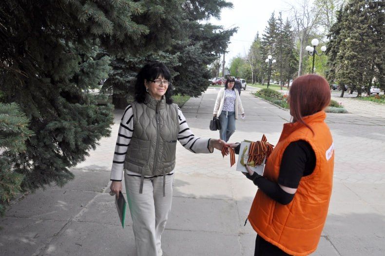 В преддверии Дня Победы волонтёры Добро.Центра МБУ ЦД «Победа» совместно с партией «Единая Россия» провели патриотическую акцию: они раздавали георгиевские ленты жителям города на улице Энгельса В преддверии Дня Победы волонтёры Добро.Центра МБУ ЦД «Победа» совместно с партией «Единая Россия» провели патриотическую акцию: они раздавали георгиевские ленты жителям города на улице Энгельса