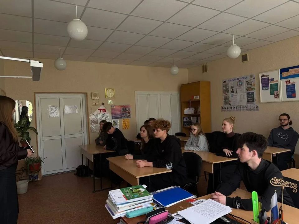 В Алчевске продолжаются мероприятия ко Дню молодого избирателя В Алчевске продолжаются мероприятия ко Дню молодого избирателя