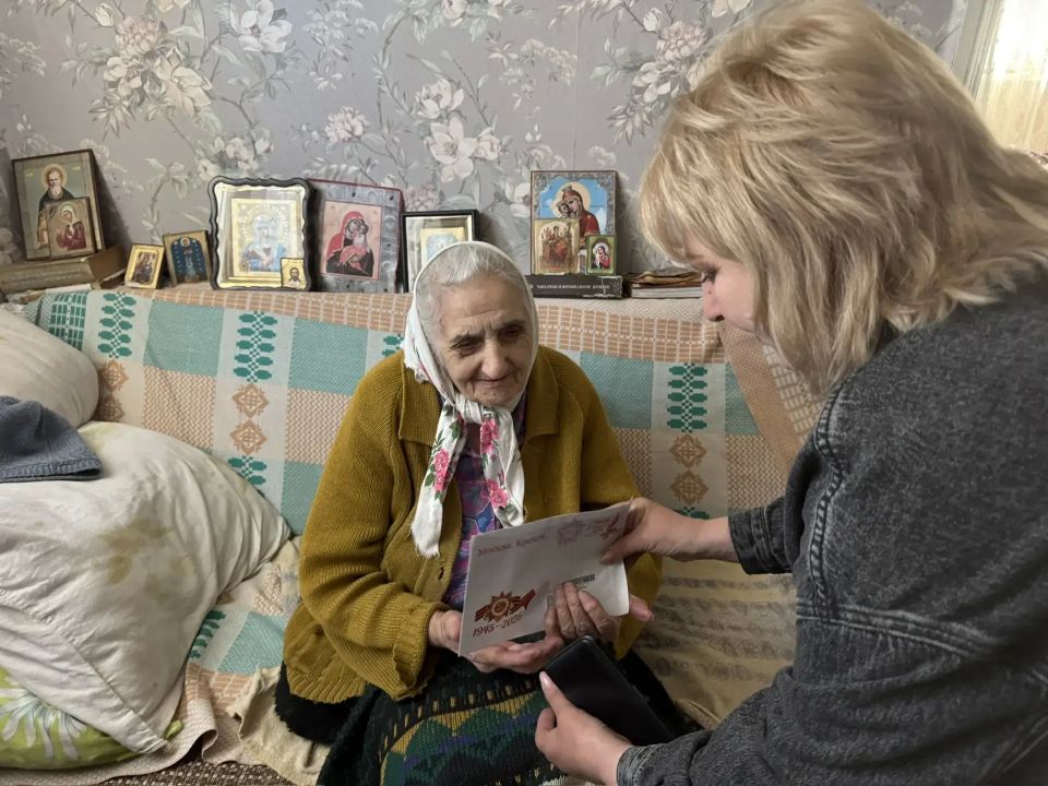 В преддверии Дня Великой Победы сотрудники отделов жизнеобеспечения Администрации городского округа город Ровеньки поздравили ветеранов Великой Отечественной войны В преддверии Дня Великой Победы сотрудники отделов жизнеобеспечения Администрации городского округа город Ровеньки поздравили ветеранов Великой Отечественной войны