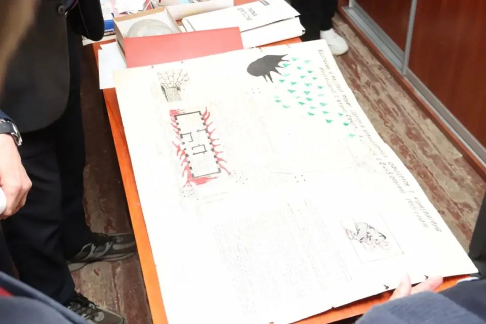 Бесценное. Директор Луганского краеведческого музея Артём Рубченко провел для председателя Правительства ЛНР Егора Ковальчука экскурсию по закрытому фондохранилищу Бесценное. Директор Луганского краеведческого музея Артём Рубченко провел для председателя Правительства ЛНР Егора Ковальчука экскурсию по закрытому фондохранилищу